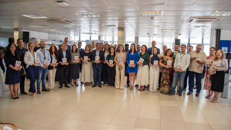 TCE-MS homenageia autores de publicação sobre primeira infância