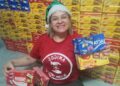 Para dar Natal Feliz para crianças de projetos e aldeias, Luana arrecada caixas de bombons