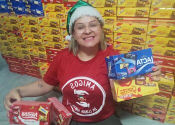 Para dar Natal Feliz para crianças de projetos e aldeias, Luana arrecada caixas de bombons