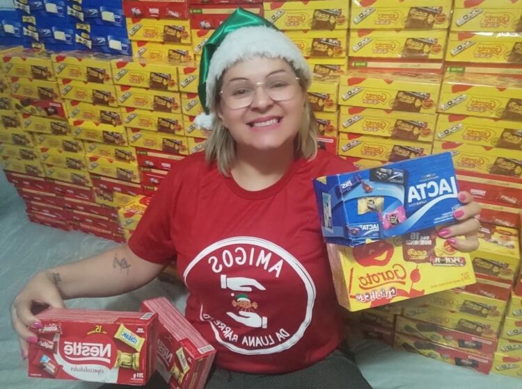 Para dar Natal Feliz para crianças de projetos e aldeias, Luana arrecada caixas de bombons