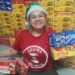 Para dar Natal Feliz para crianças de projetos e aldeias, Luana arrecada caixas de bombons