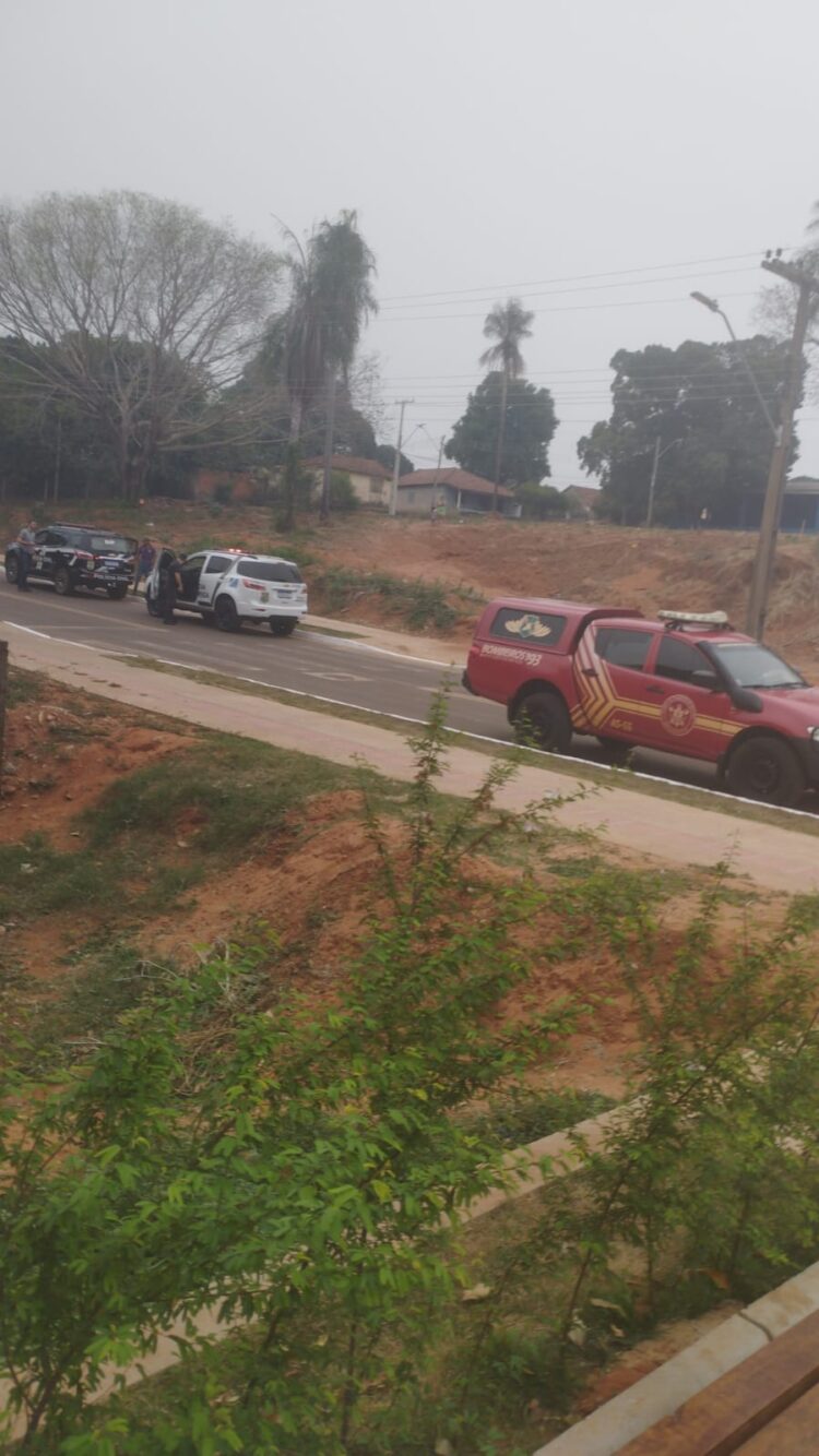 Corpo é encontrado segundo a população de Rochedo na Orla, perícia no local