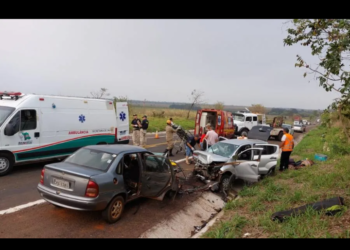 Colisão entre dois carros de passeio mata uma pessoa e fere mais 5, na BR-267