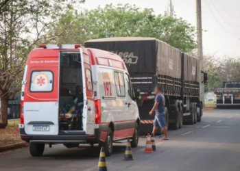 Motociclista fica em estado grave, após colidir na traseira de carreta, no Indubrasil