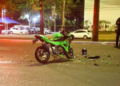 Condutor de Kawasaki e garupa ficam em estado grave em colisão com Fiat Strada, na Capital