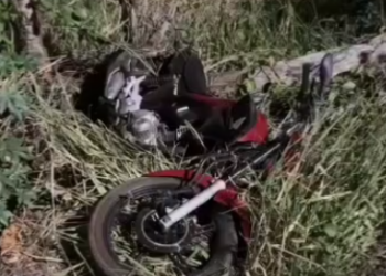 Motociclista colide com poste na Duque de Caxias e morre com corpo enrolado na estrutura