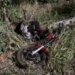 Motociclista colide com poste na Duque de Caxias e morre com corpo enrolado na estrutura
