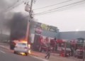 Condutor de Polo Sedan bate em poste, veículo pega fogo e assusta motoristas na Cônsul Assaf Trad