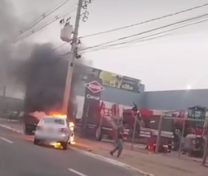 Condutor de Polo Sedan bate em poste, veículo pega fogo e assusta motoristas na Cônsul Assaf Trad