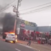 Condutor de Polo Sedan bate em poste, veículo pega fogo e assusta motoristas na Cônsul Assaf Trad