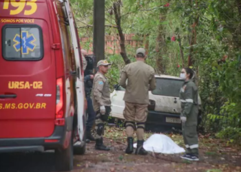 Morador encontra corpo com marca de tiro em frente de casa, no Portal Caiobá
