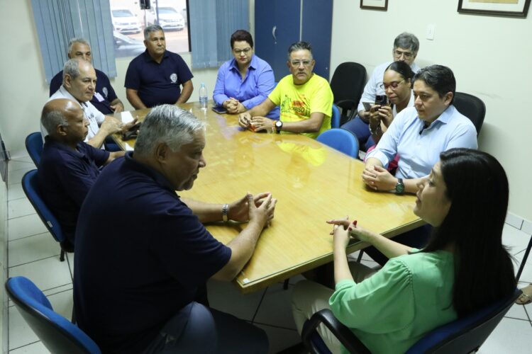 “O trabalhador precisa que os serviços públicos funcionem”, diz Rose em reunião com comerciários