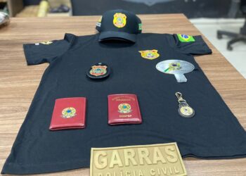 Homem é preso se passando por delegado e usando distintivos falsos, em Campo Grande