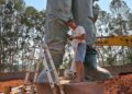 João Carreiro: escultor Juvenal Irene dá os retoques finais na estátua em homenagem ao cantor