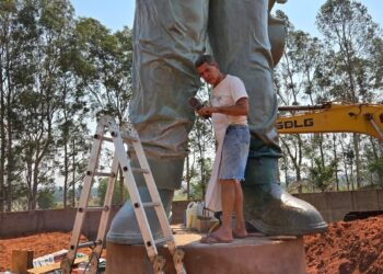 João Carreiro: escultor Juvenal Irene dá os retoques finais na estátua em homenagem ao cantor