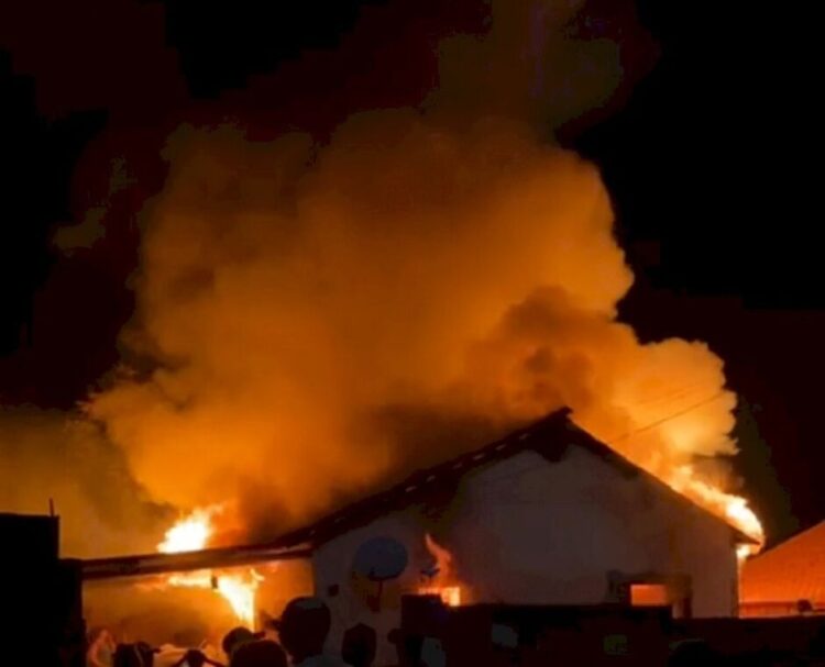 Fogo em casa mata criança de 6 anos em MS e carregador de celular pode ser a causa