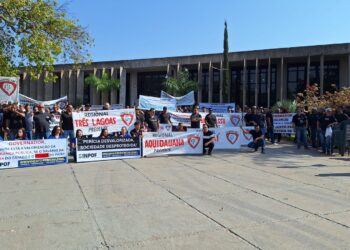 Peritos criminais e médicos legistas fazem protesto contra ‘quebra-galho’ durante o serviço