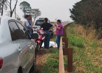 Motociclista morre ao bater em guard rail em rodovia e esposa que vinha atrás vê tudo