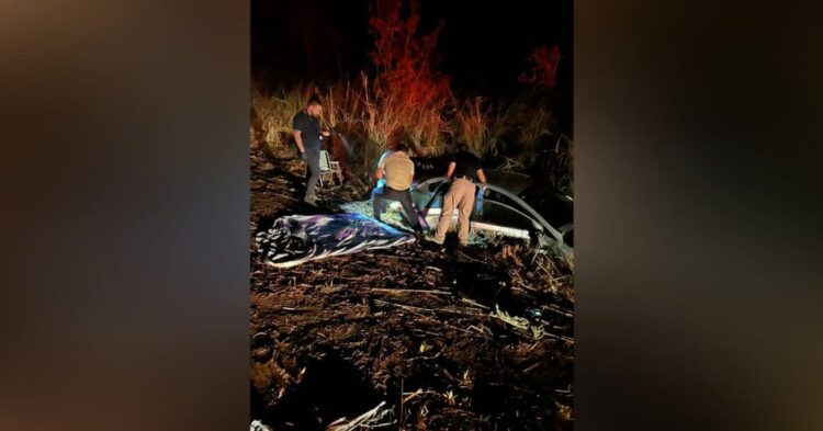 Carro sai da pista, colide em árvore, mata uma pessoa e fere mais 4, na BR-262, em Terenos