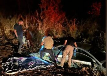 Carro sai da pista, colide em árvore, mata uma pessoa e fere mais 4, na BR-262, em Terenos