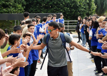 Yeltsin Jacques é recebido com festa por alunos do Sesi e colaboradores da Fiems