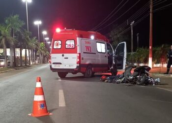 Dois rapazes em moto morrem, após colidirem atrás de carreta, em Três Lagoas