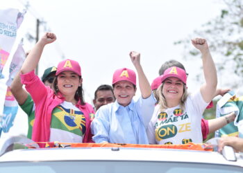 Carreata do 11 percorre as 7 regiões e leva apoiadores de Adriane para as ruas da Capital