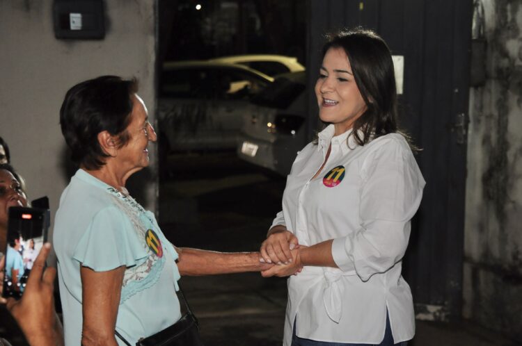 Com moradores da região Bandeira, Adriane destaca avanços e projetos de melhoria para a Capital