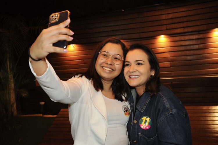 Adriane apresenta ações realizadas nas áreas da educação e segurança a moradores da região do Segredo