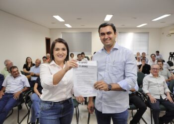 Adriane assina carta de compromisso com supermercadistas e apresenta propostas para desenvolvimento econômico