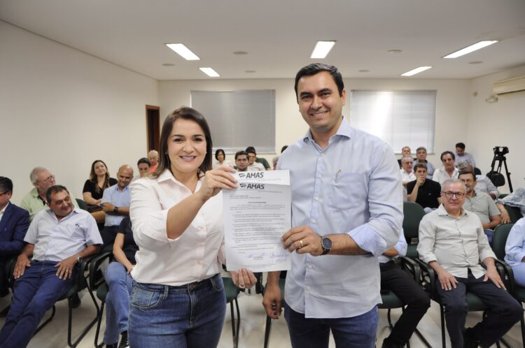 Adriane assina carta de compromisso com supermercadistas e apresenta propostas para desenvolvimento econômico