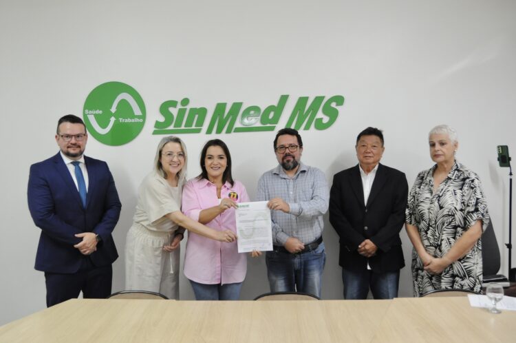 Em reunião no Sindicato dos Médicos, Adriane se compromete a fortalecer diálogo e buscar caminhos para atender categoria