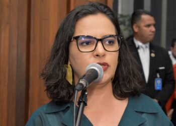 Deputada cobra convocação de professores e medidas para que escolas em reforma sejam adaptadas à crise climática