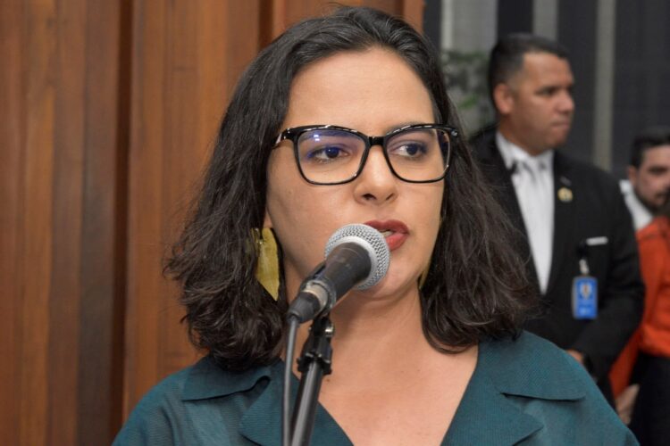 Deputada cobra convocação de professores e medidas para que escolas em reforma sejam adaptadas à crise climática