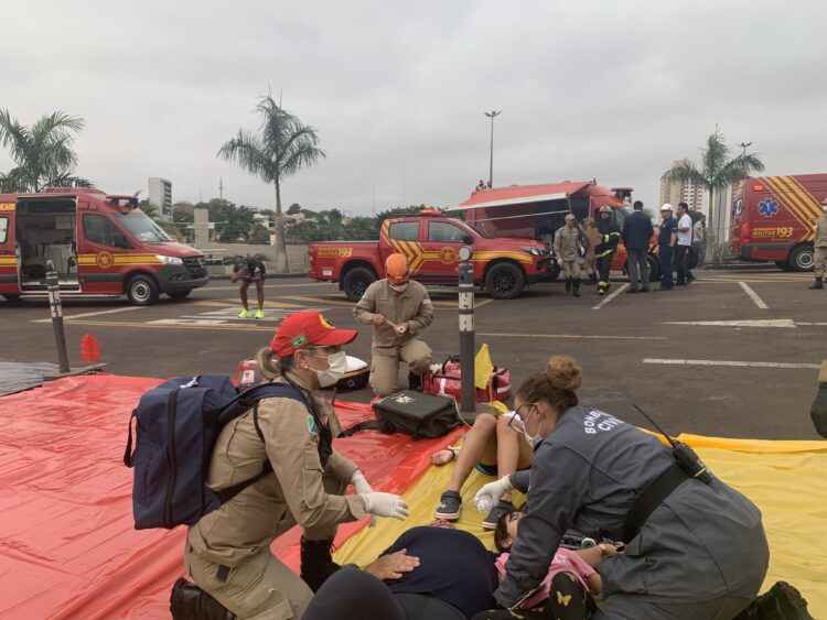 Simulação de abandono e resgate de vítimas de incêndio acontece nesta sexta em shopping
