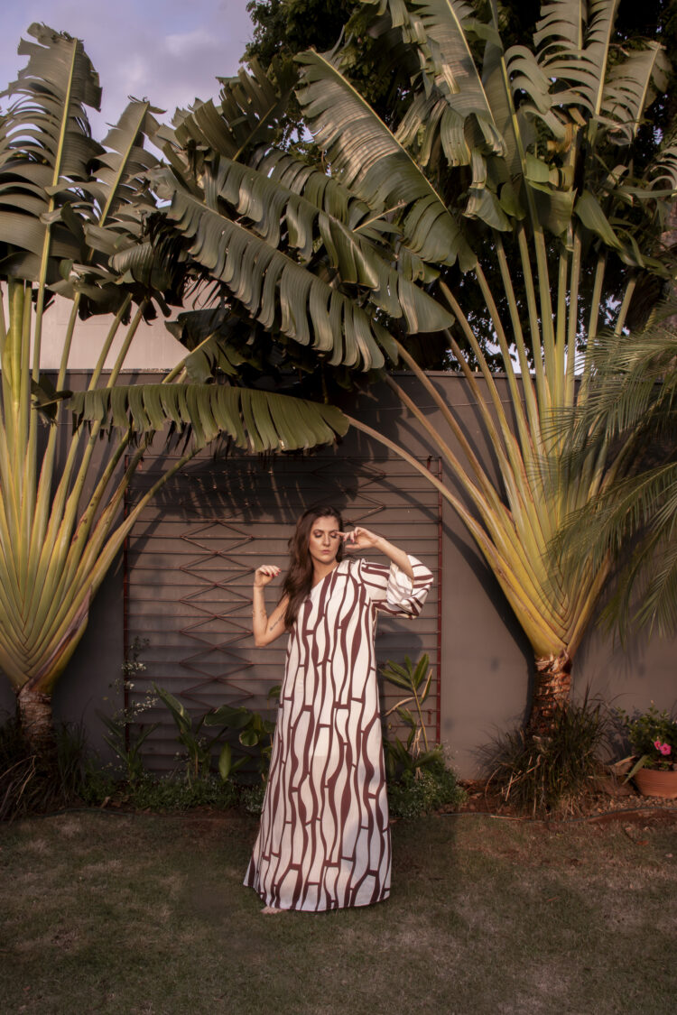 Versátil e elegante, DJ Nathalia Albuquerque assina curadoria de Coleção Alto Verão da Majah unindo moda e música