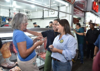 Em visita ao Mercadão, Adriane destaca projetos para fomentar a economia e o turismo