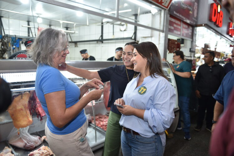 Em visita ao Mercadão, Adriane destaca projetos para fomentar a economia e o turismo