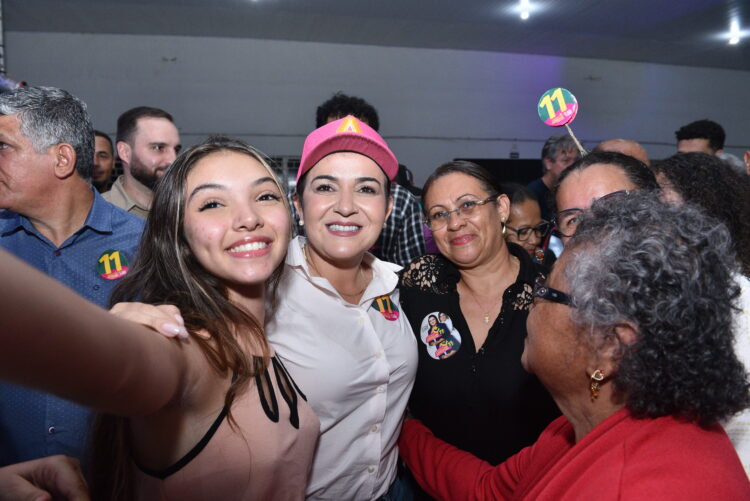 Em reuniões na Mata do Jacinto e no Coophavilla, Adriane apresenta propostas para o desenvolvimento dos bairro