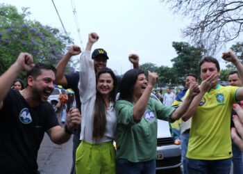 Na reta final, Rose promove “adesivaço” e caminhadas, reunindo milhares de pessoas na cidade