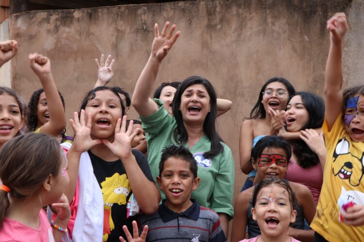 Após convite de moradores, Rose Modesto realiza caminhada para conhecer realidade do Portal Caiobá