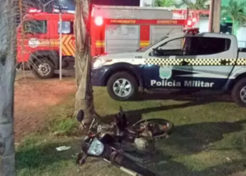 Jovem colide moto contra árvore e morre na madrugada, em Chapadão do Sul