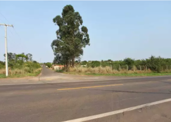 Terceiro acidente com moto em MS no domingo: Homem morre ao bater em carreta na Capital