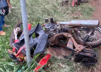 Homem morre ao bater moto na traseira de carreta na fronteira