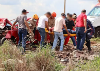 Colisão frontal entre carros deixa 6 vítimas, entre elas 2 crianças, em estado grave, na Capital