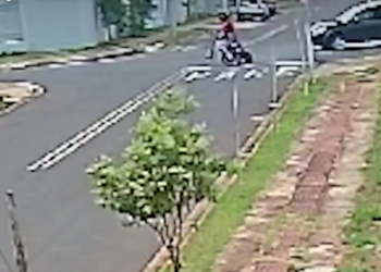 Motorista atropela motociclista e foge; rapaz teve pulmão e fígado perfurados