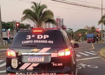 Bandidos furtam R$ 16 mil em casa de vítima e a cobram para devolver objetos, na Capital