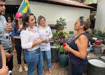 Nesta sexta, em caminhada no Coophavilla, Adriane destaca propostas para a região Lagoa