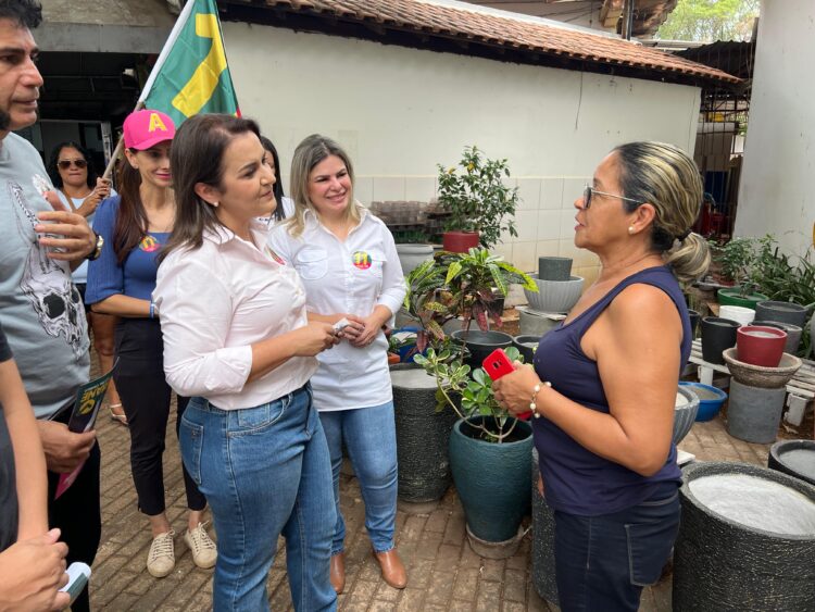 Nesta sexta, em caminhada no Coophavilla, Adriane destaca propostas para a região Lagoa