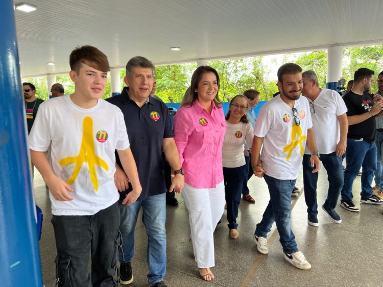 Ao votar com família, Adriane fala em ser ficha limpa e no compromisso com o povo da Capital